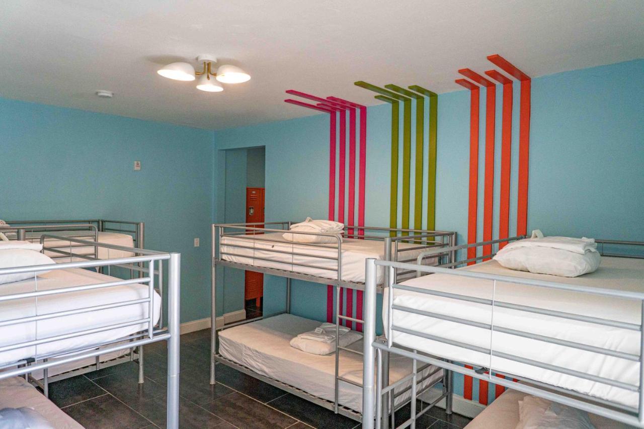 Eenpersoonsbed in een Vrouwenslaapzaal met 8 Bedden