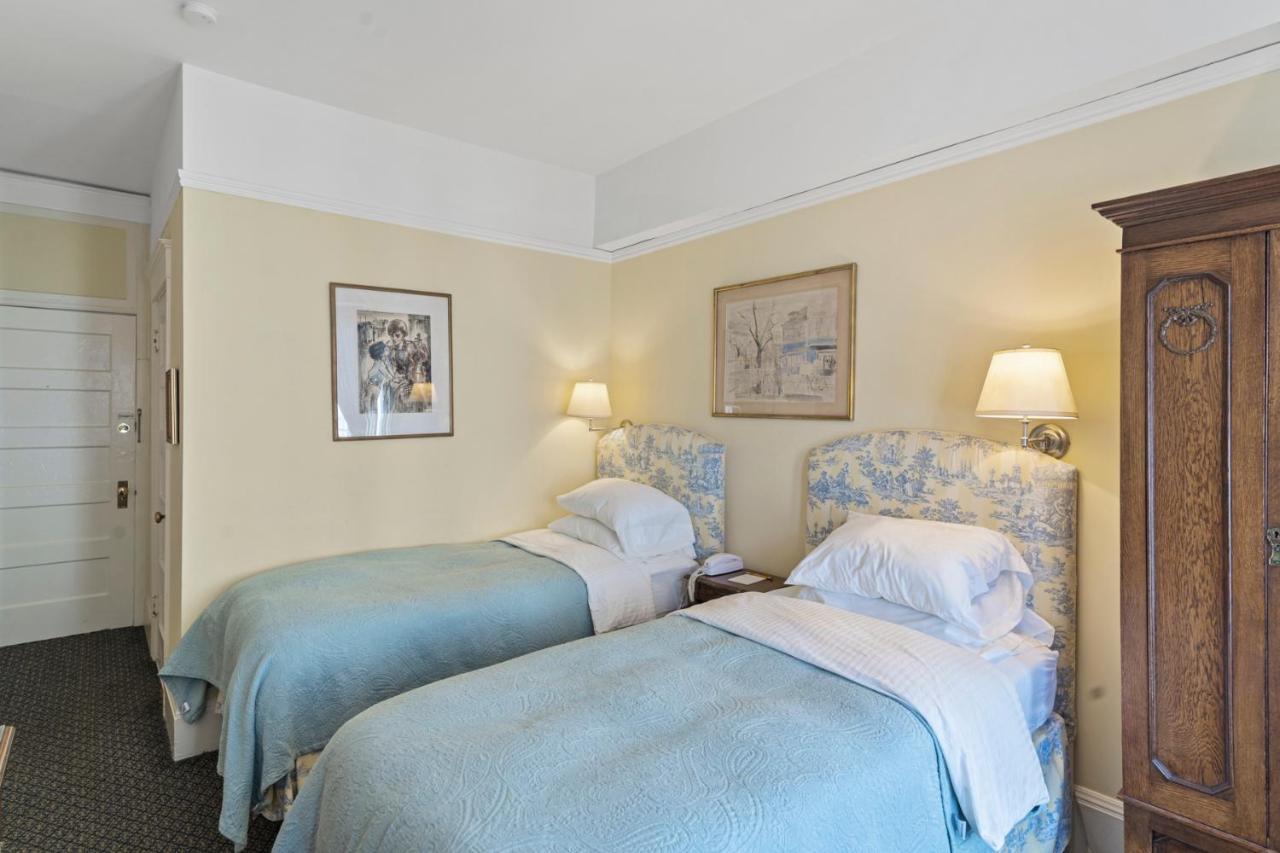 Quarto Standard com 2 Camas de Solteiro e Banheiro Compartilhado