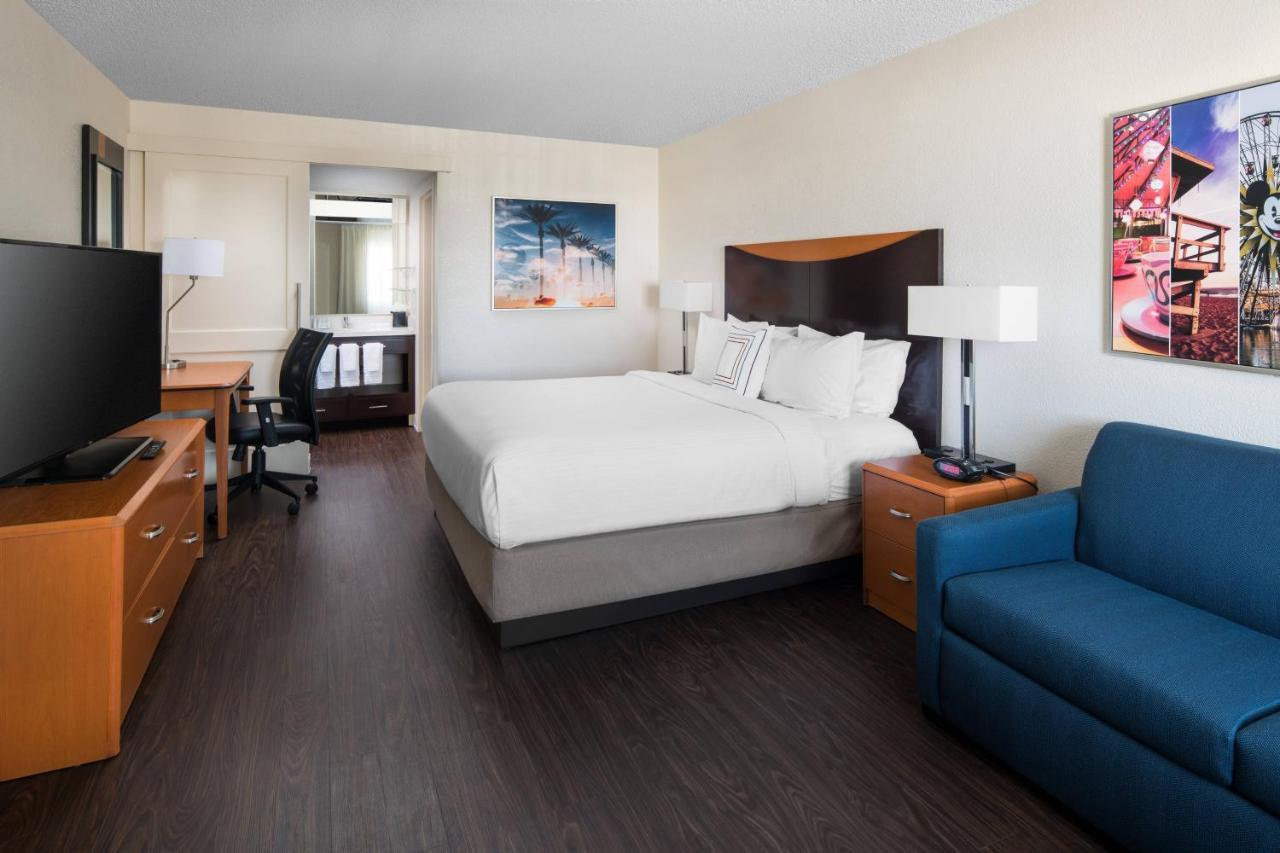 Habitación con cama extragrande y sofá cama