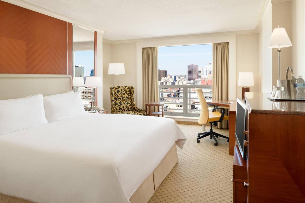 Zimmer mit 1 Kingsize-Bett und Stadtblick
