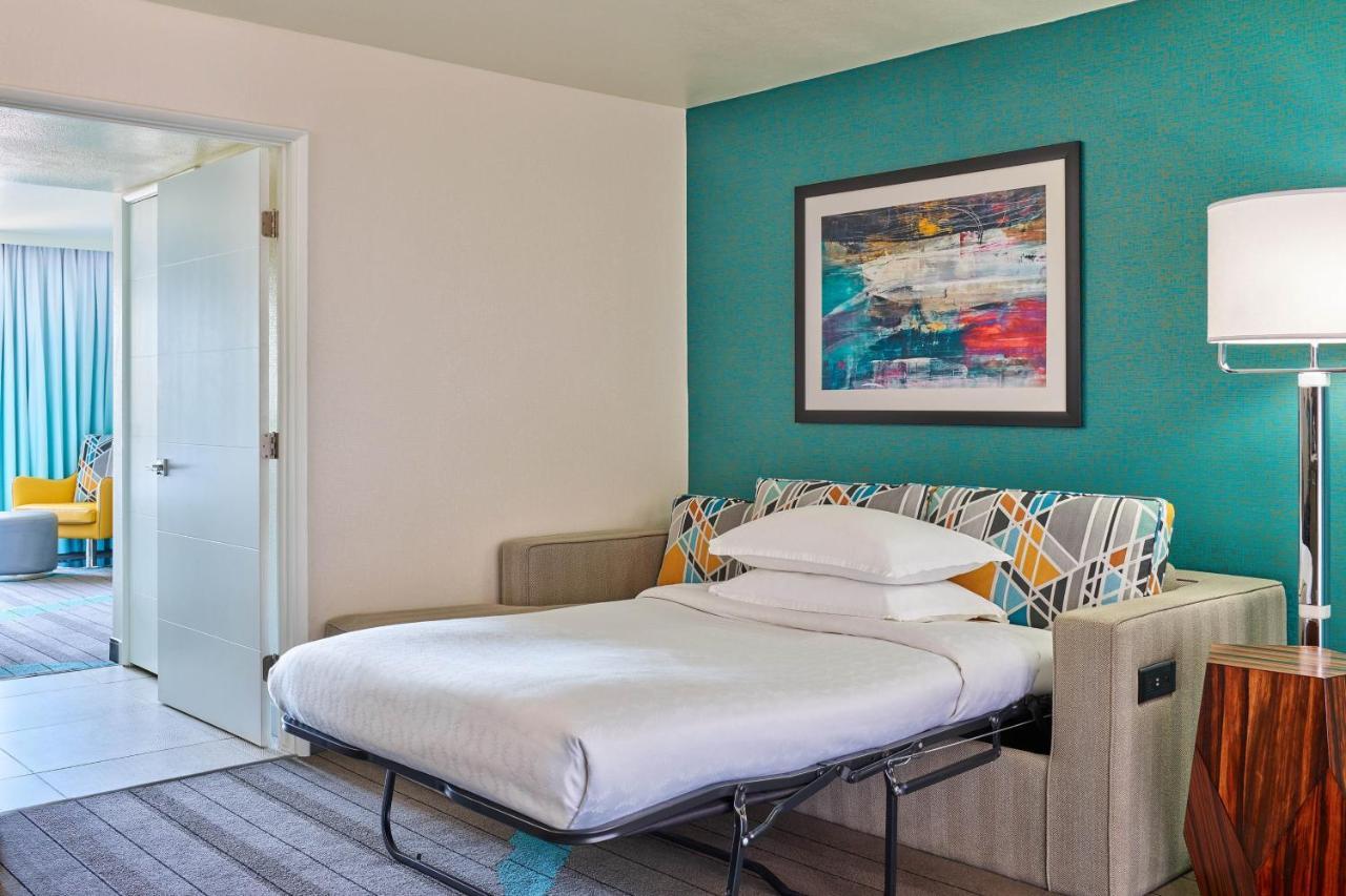 Club level, 1 Bedroom Suite, 1 King, Sofa bed, Balcony,1546928764:JPEG