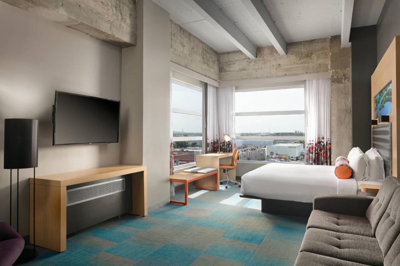 Quarto Arejado Maior de Canto com 1 Cama King-size, num Andar Elevado