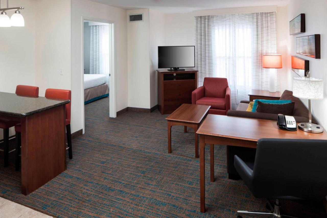 1 Bedroom 2 room Suite 1 King Sofa bed