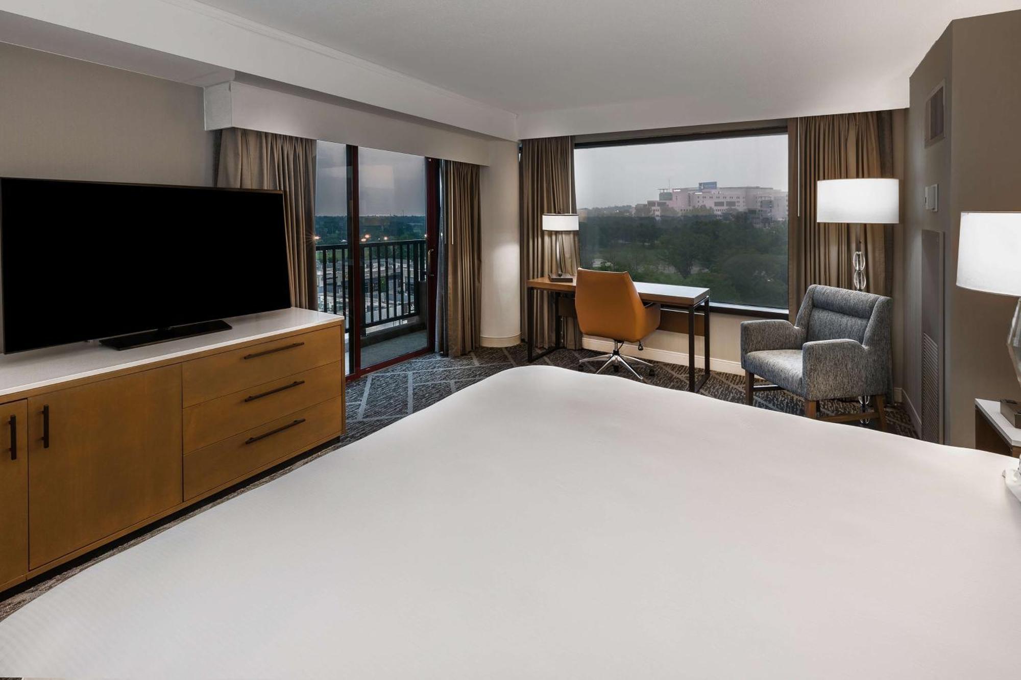 Zimmer mit Kingsize-Bett und Balkon
