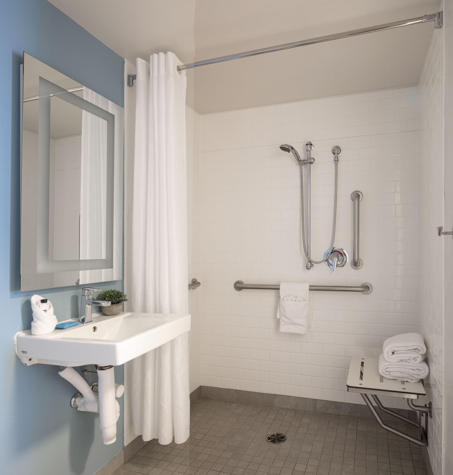 Quarto standard com cama king-size e chuveiro acessível a cadeirantes - Acessível para hóspedes com mobilidade reduzida