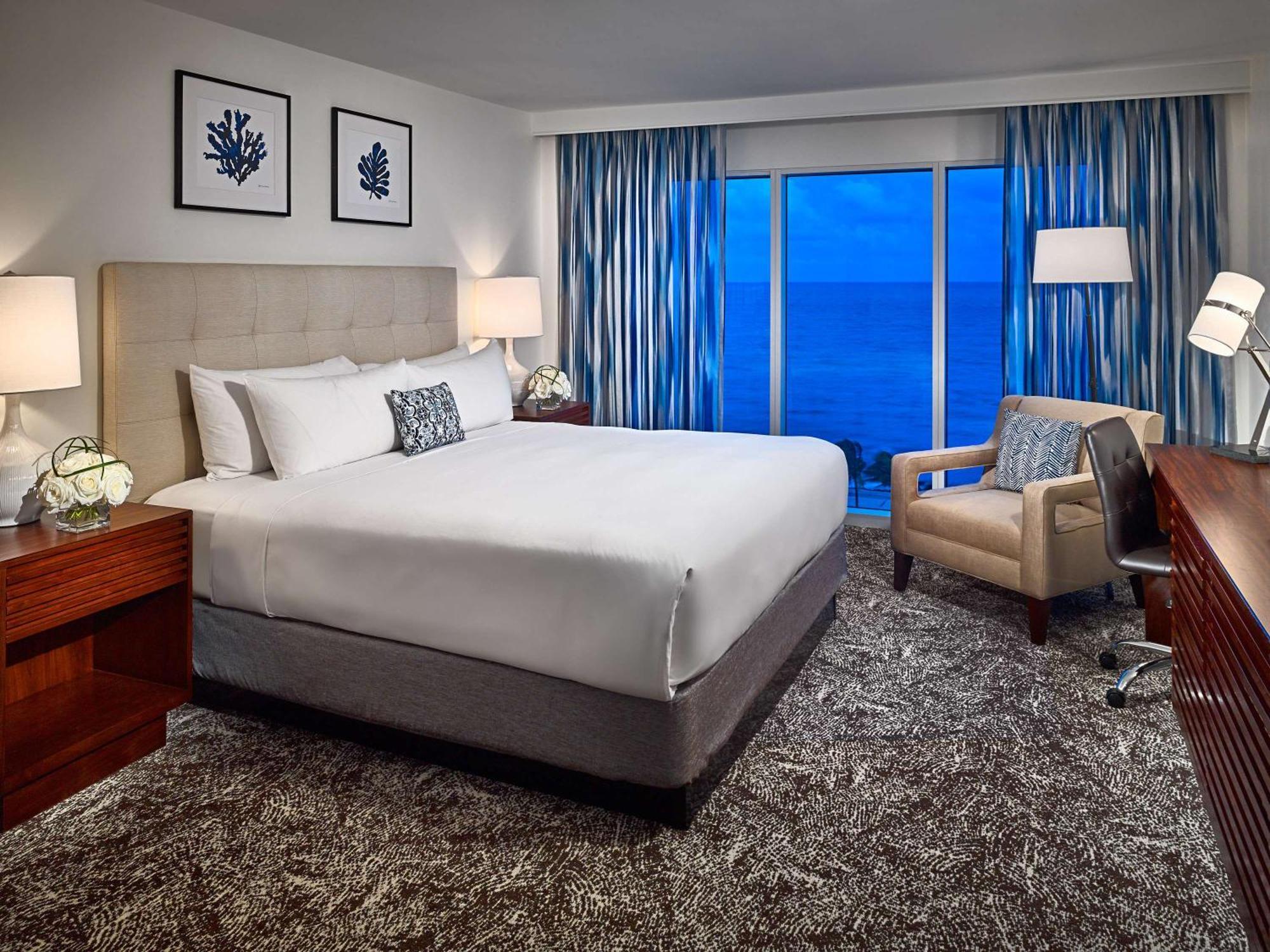 Zimmer mit Kingsize-Bett Zimmer mit Kingsize-Bett mit Meerblick
