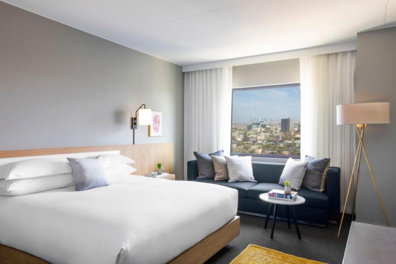 Quarto com Cama King-size e Vista da Cidade