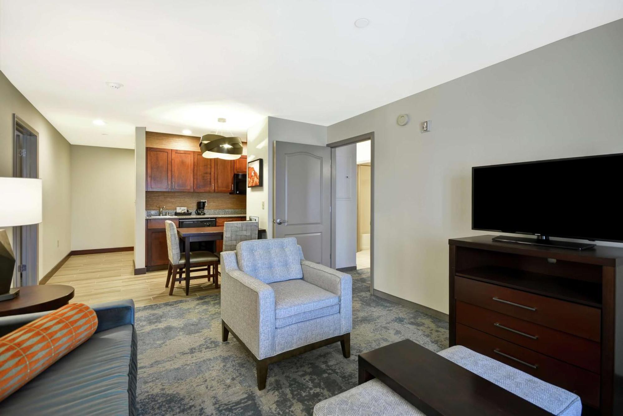 One-Bedroom Queen Suite Two Queen Beds Non-Smoking