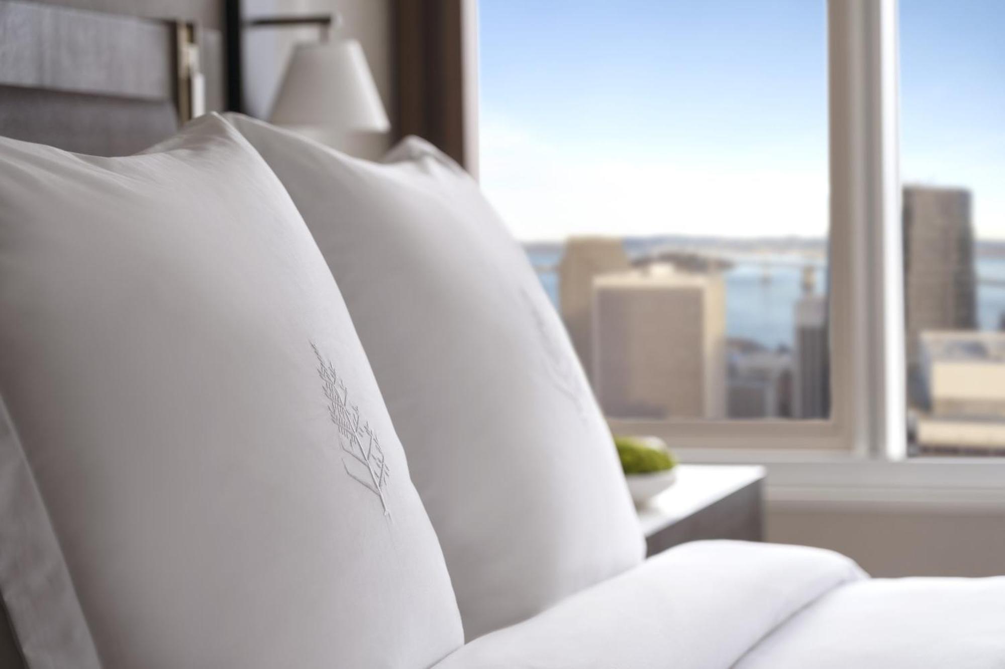 Habitación Superior con 1 cama grande y vistas al perfil urbano