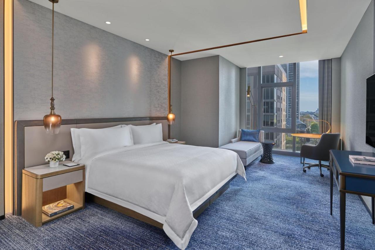 Superior King Room City View