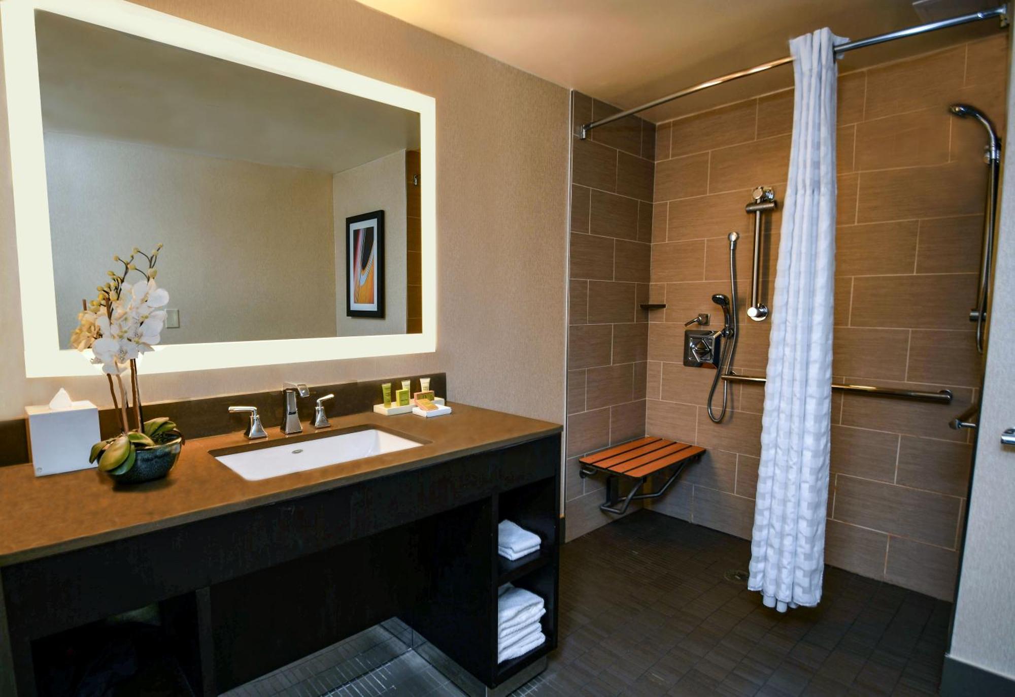 Habitación con cama extragrande y ducha a ras de suelo - Adaptada para personas con movilidad reducida