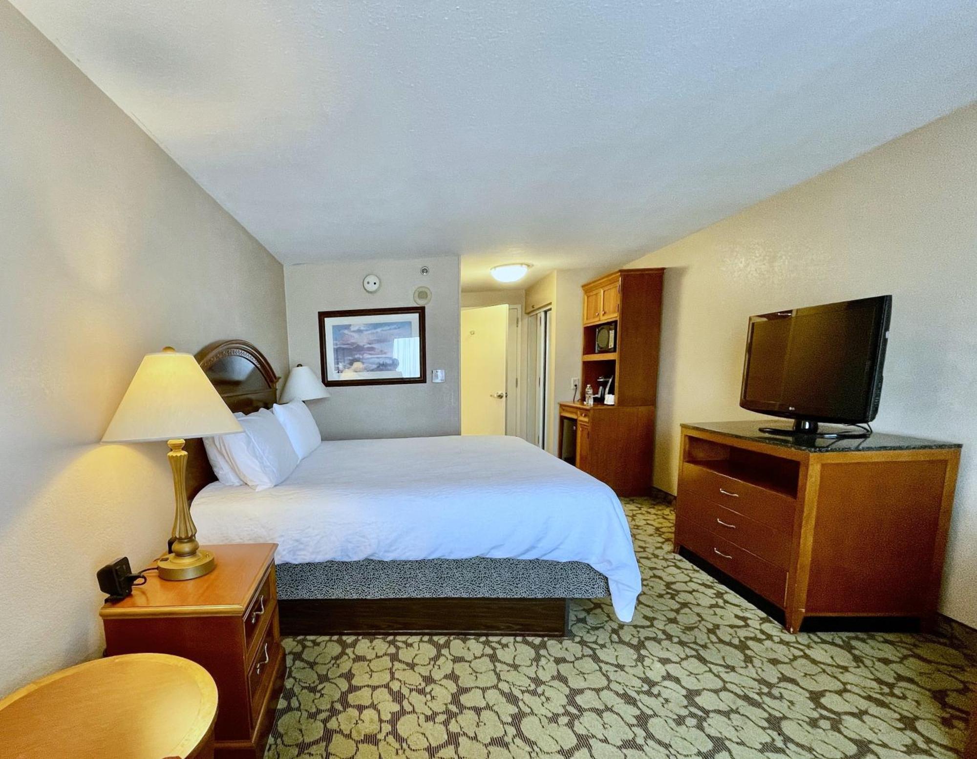 Zimmer mit Kingsize-Bett und Whirlpool
