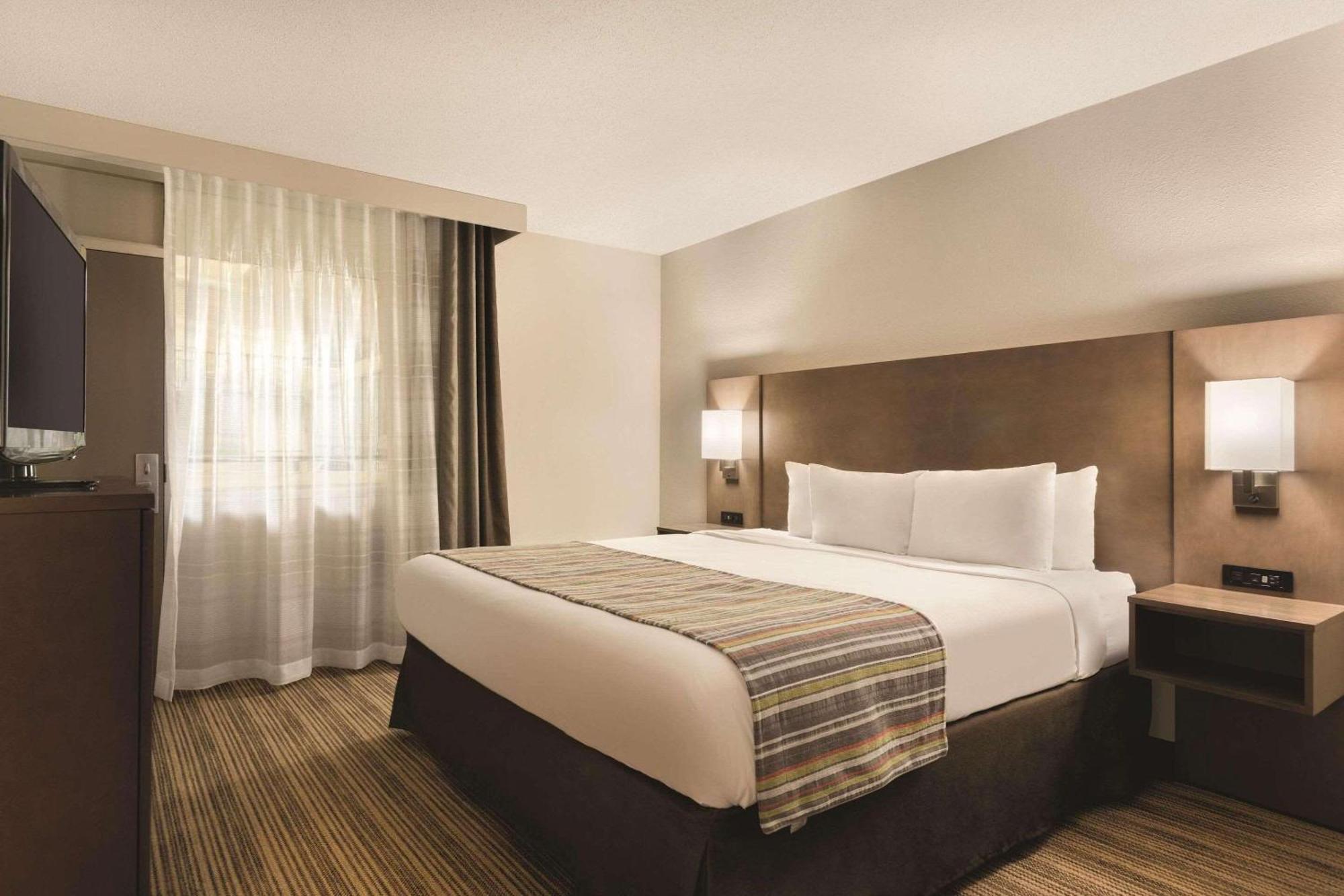Standard King Room,945573550:JPEG