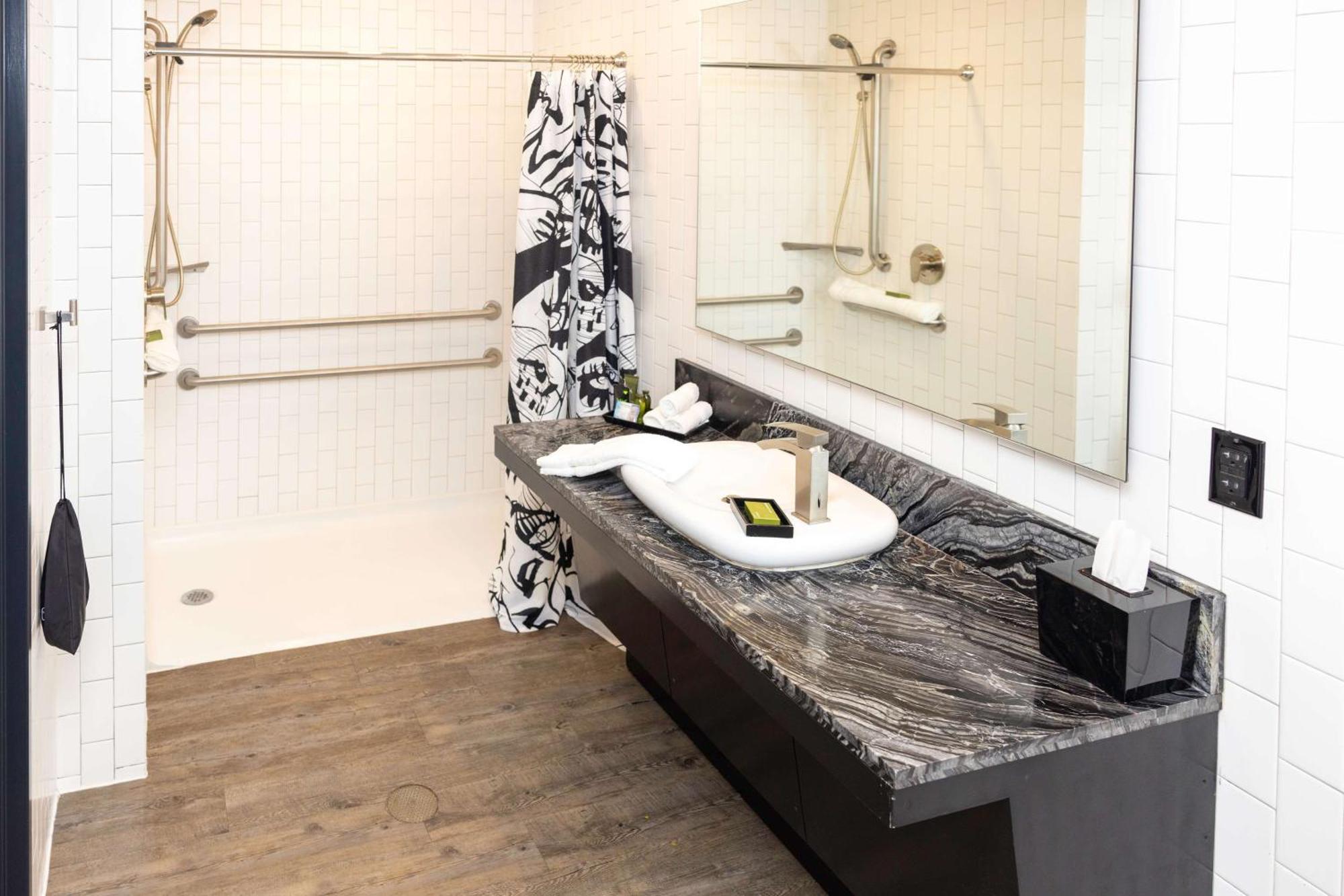 Habitación esquinera con cama extragrande y bañera - Adaptada para personas con movilidad reducida