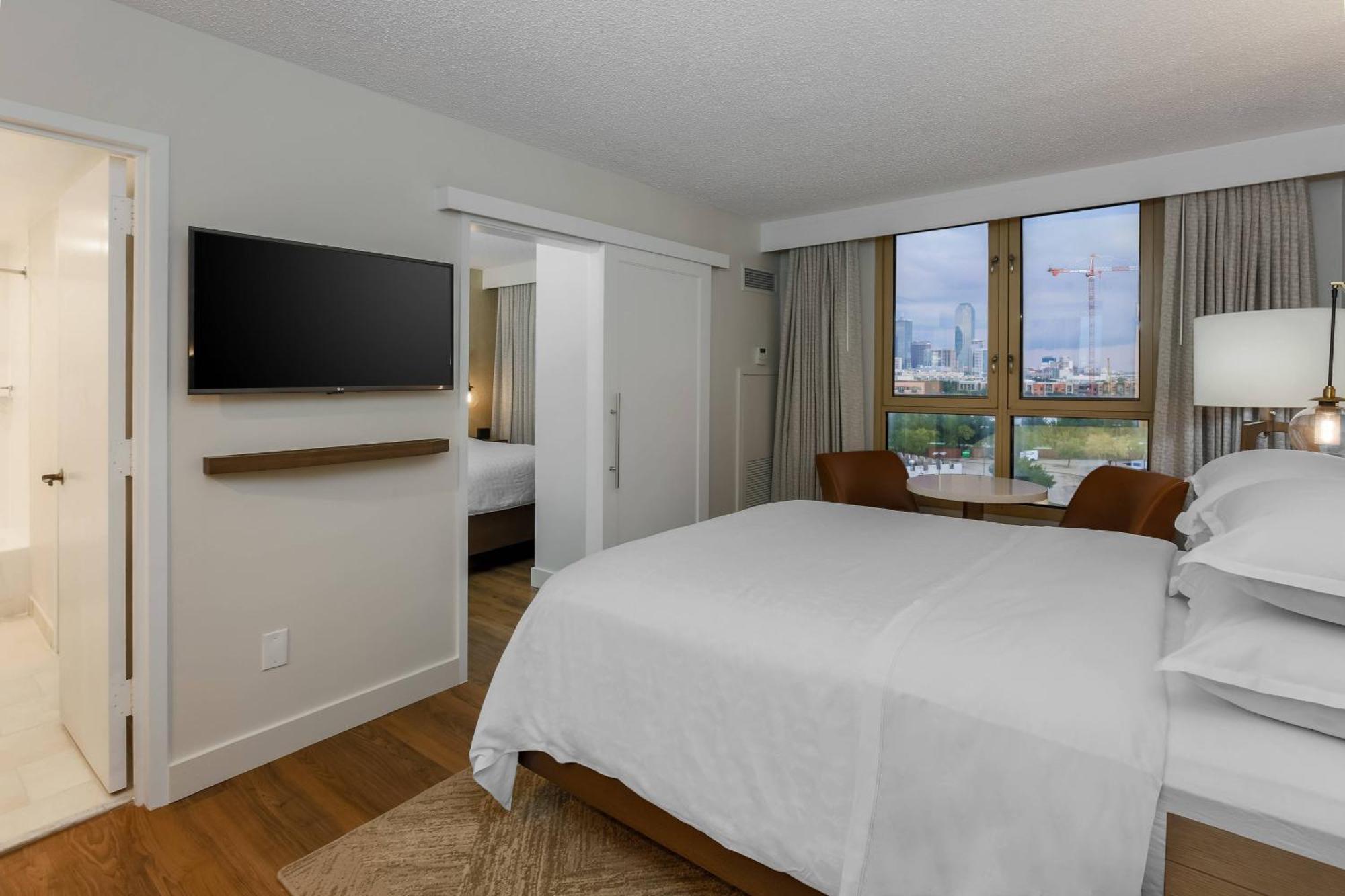 Suite de 2 dormitorios con balcón - 1 cama extragrande y 1 cama grande - Planta Club