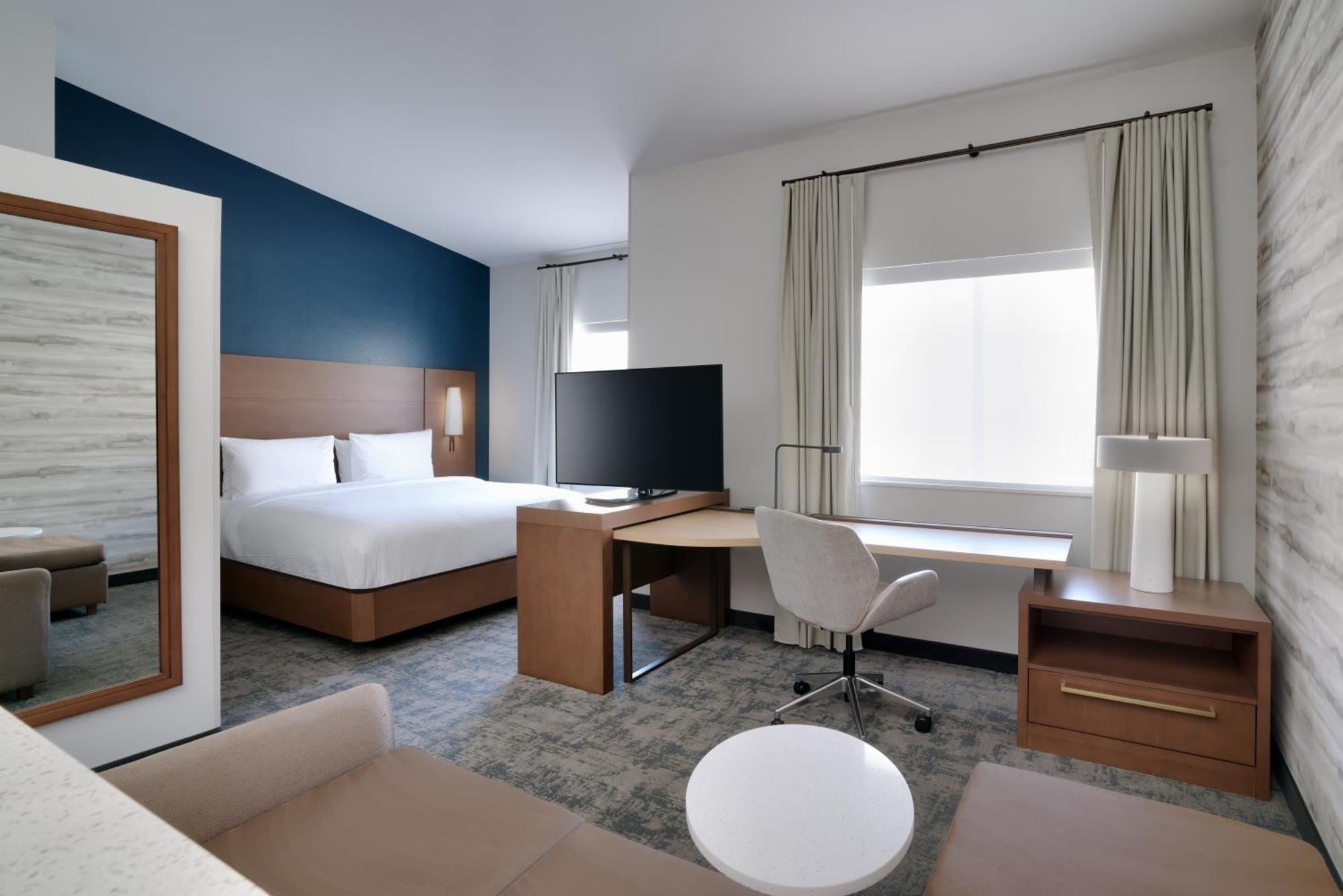 Estudio con cama extragrande y sofá cama