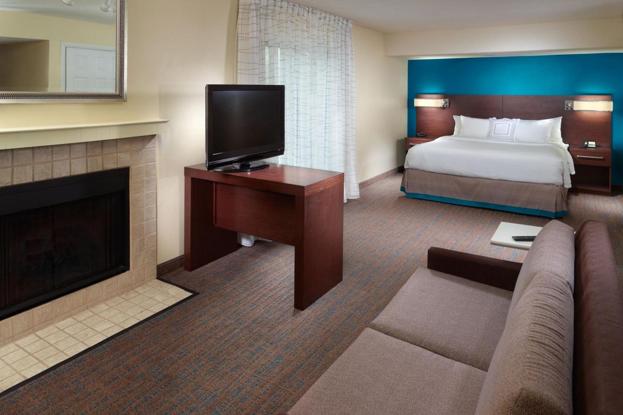 Estudio con cama extragrande y sofá cama