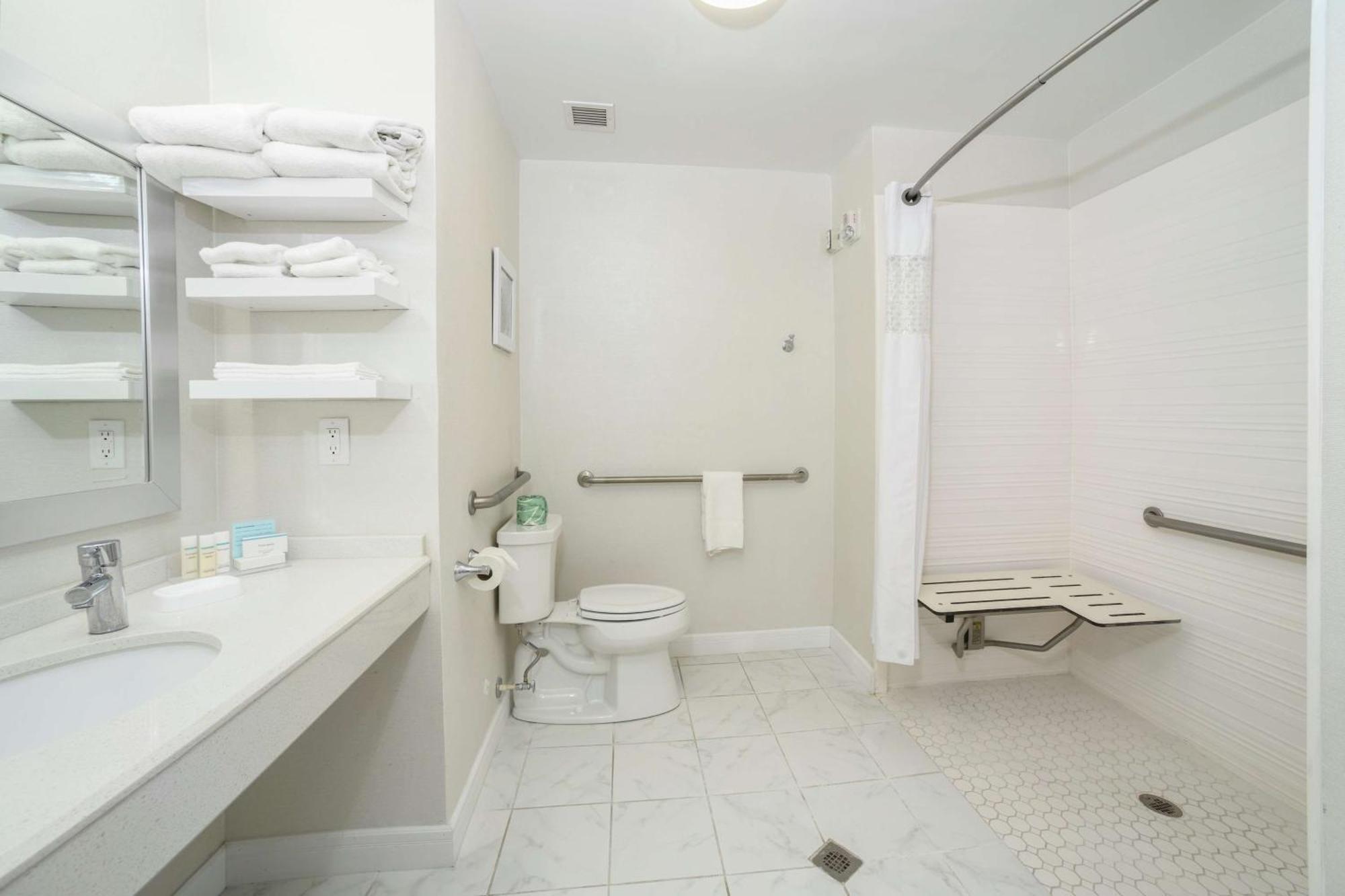 King Room with Accessible Tub - Mobility and Hearing Access/Non-Smoking