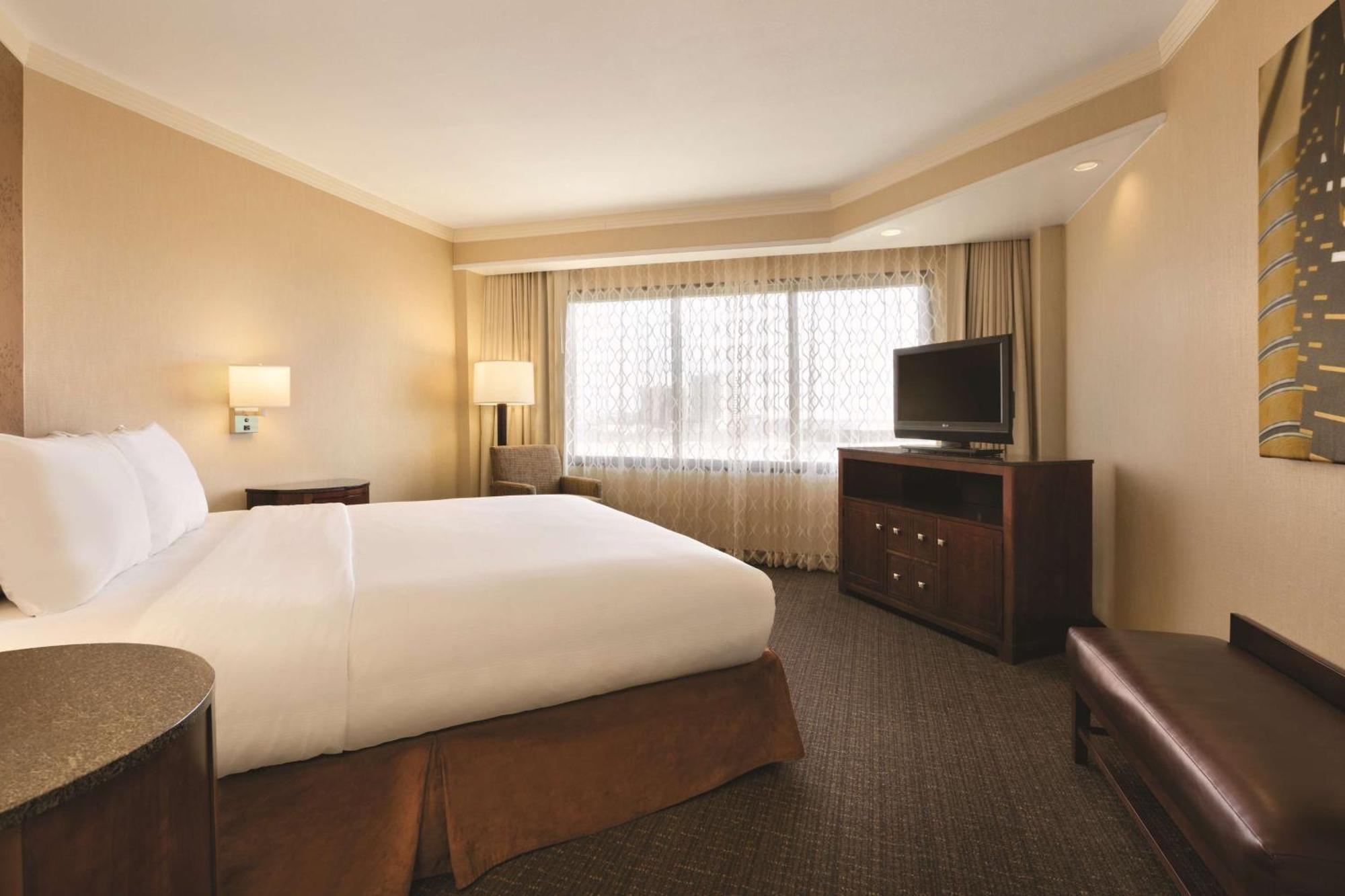 One-Bedroom King Suite - Hearing Access/Non-Smoking