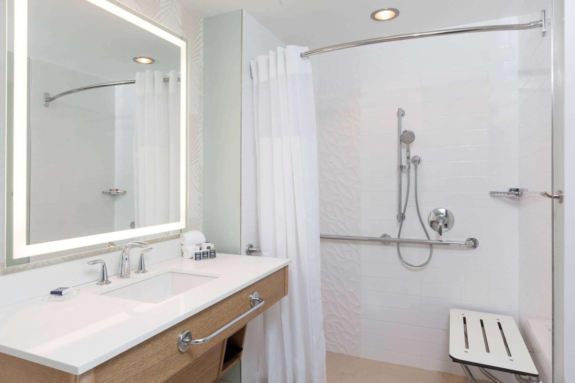 Deluxe King Accessible Room