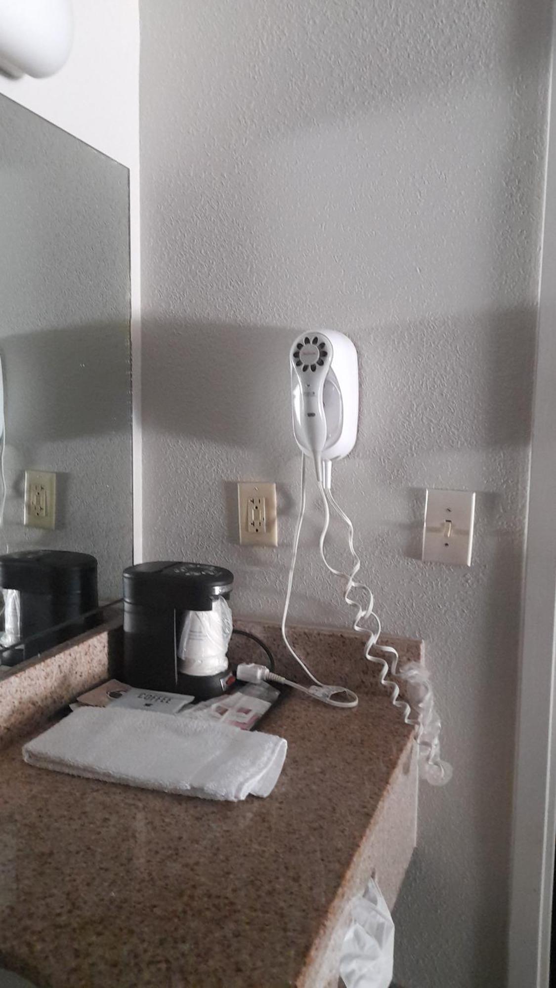Queen Room Bath Tub Mobility or Hearing Access Non-Smoking,1707793462:JPEG