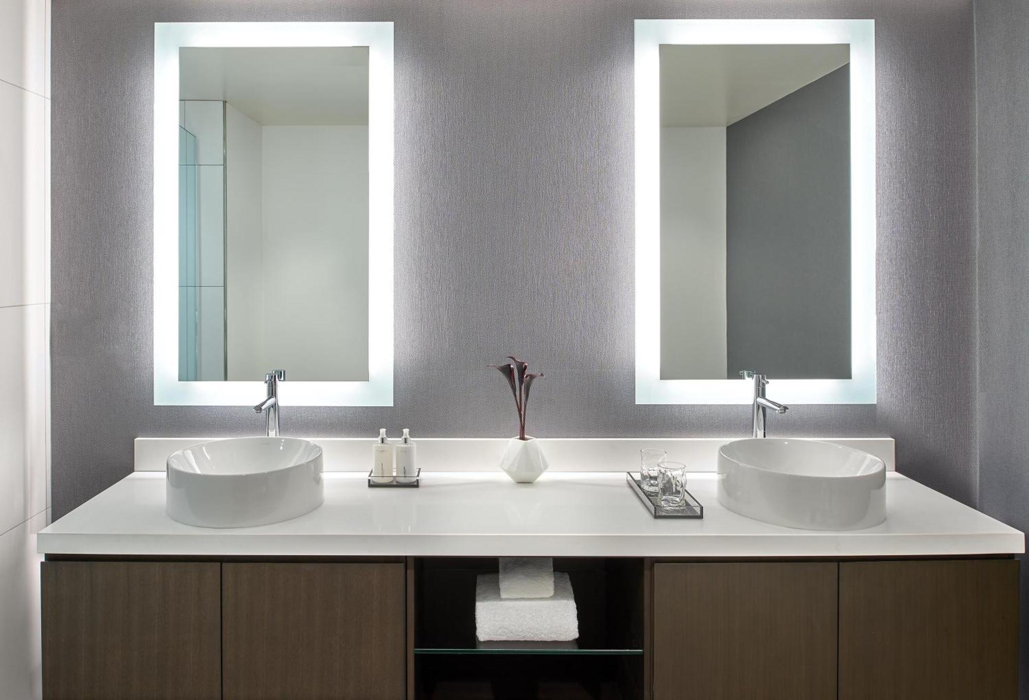 Habitación con cama extragrande y bañera de hidromasaje