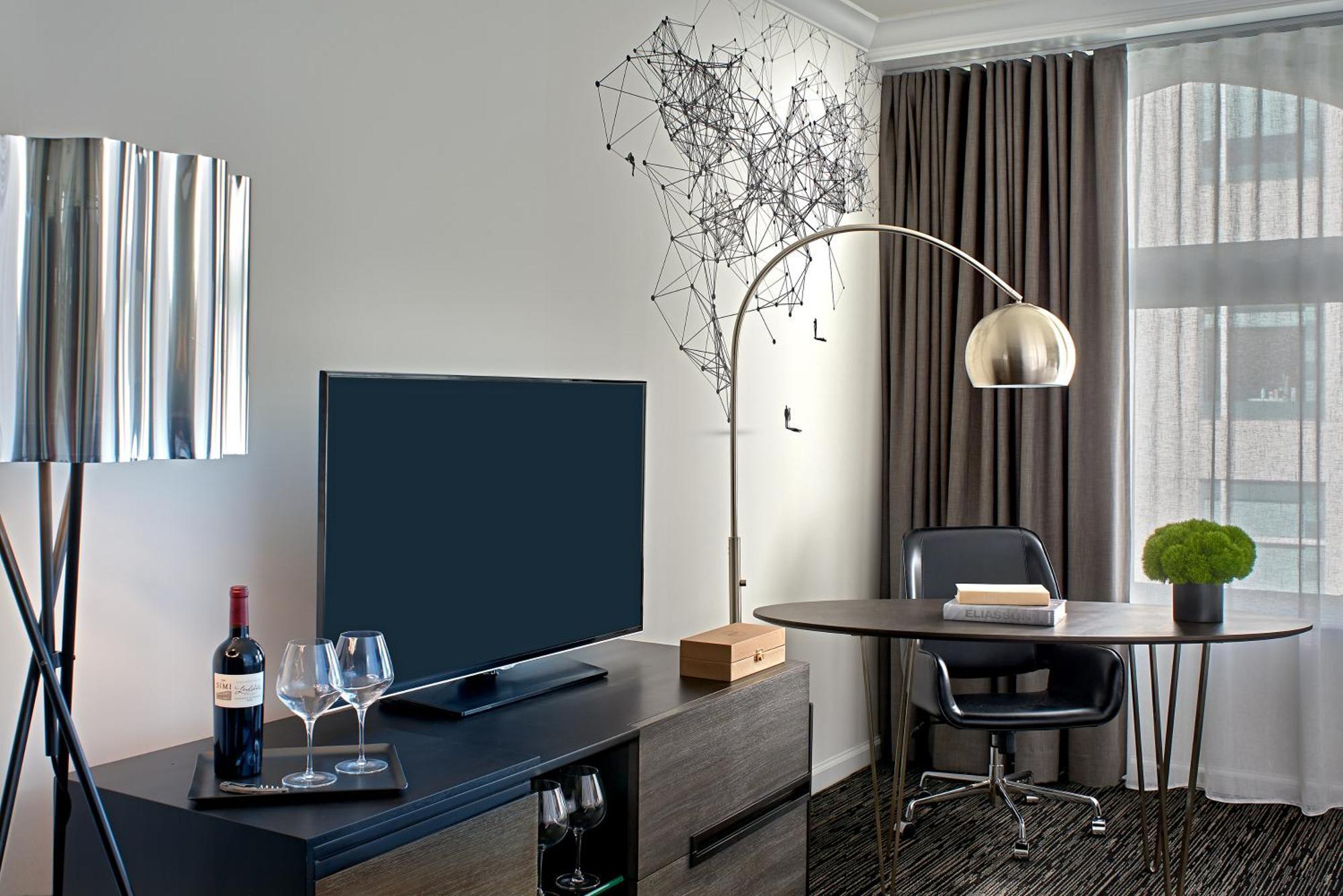 Habitación con cama extragrande.