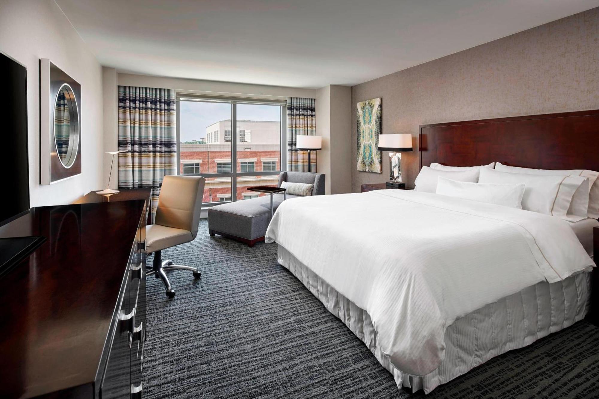 Deluxe Guest room 1 King City view