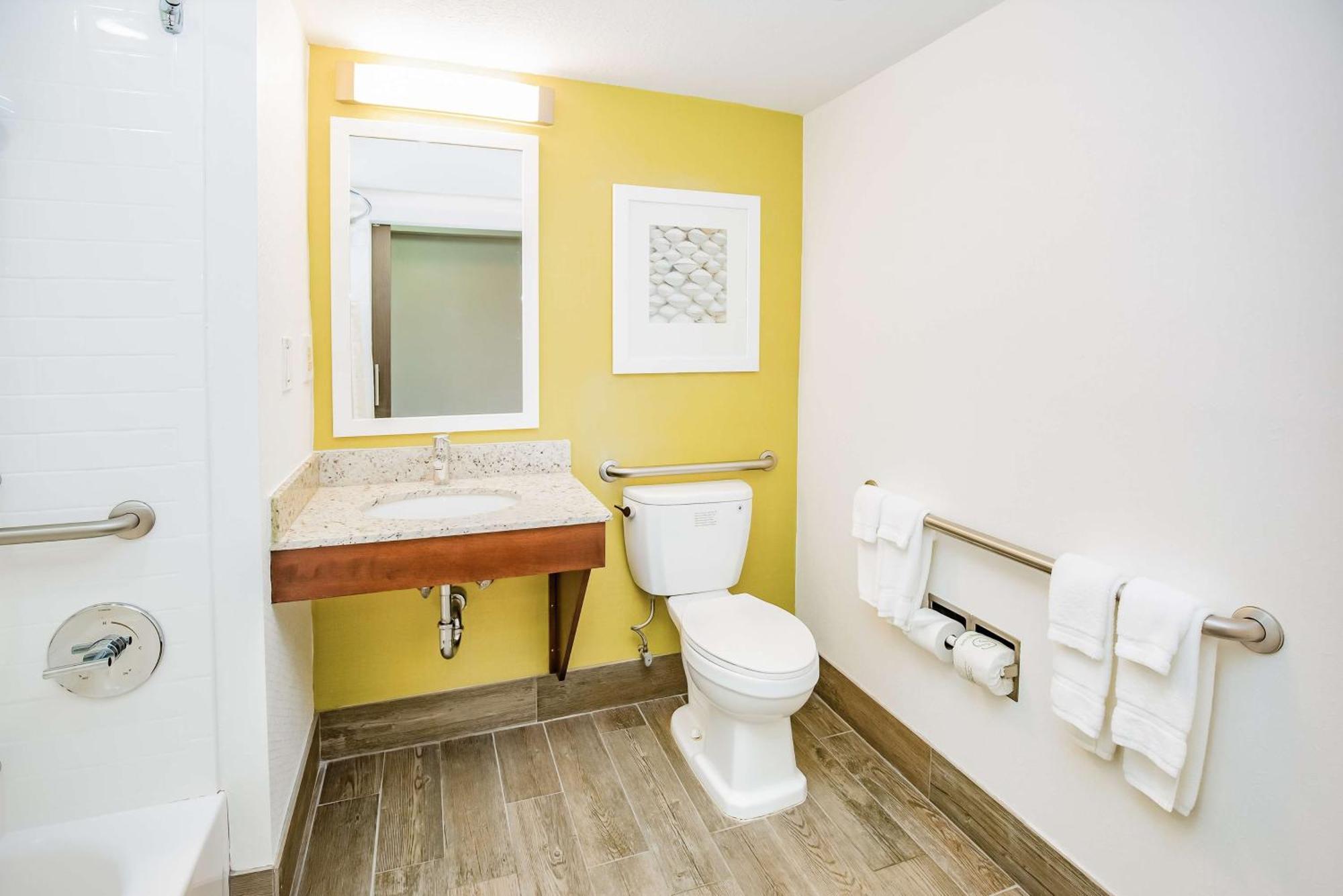 Habitación con cama extragrande y bañera - Adaptada para personas de movilidad reducida y con discapacidad auditiva