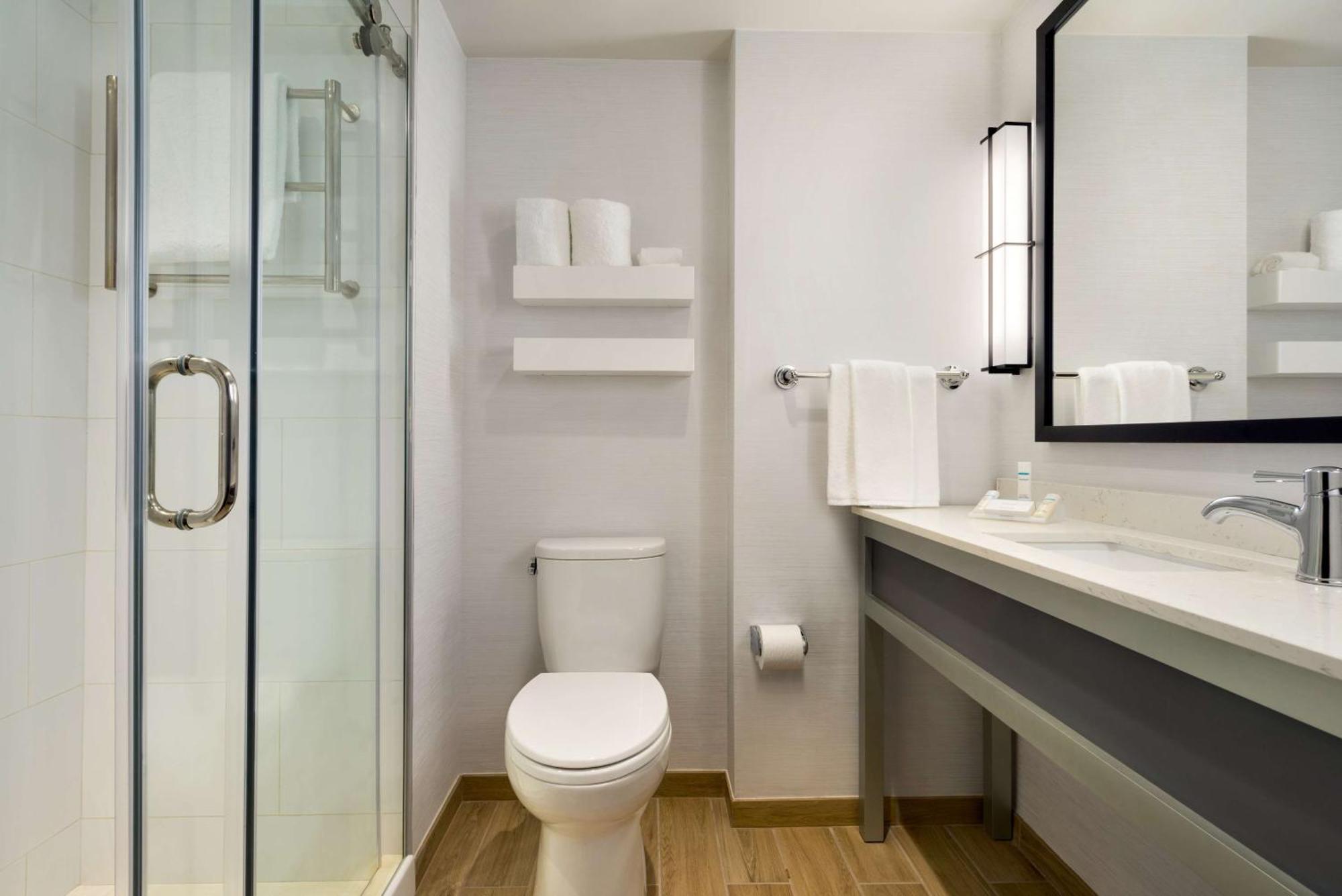 Habitación con cama extragrande y balcón