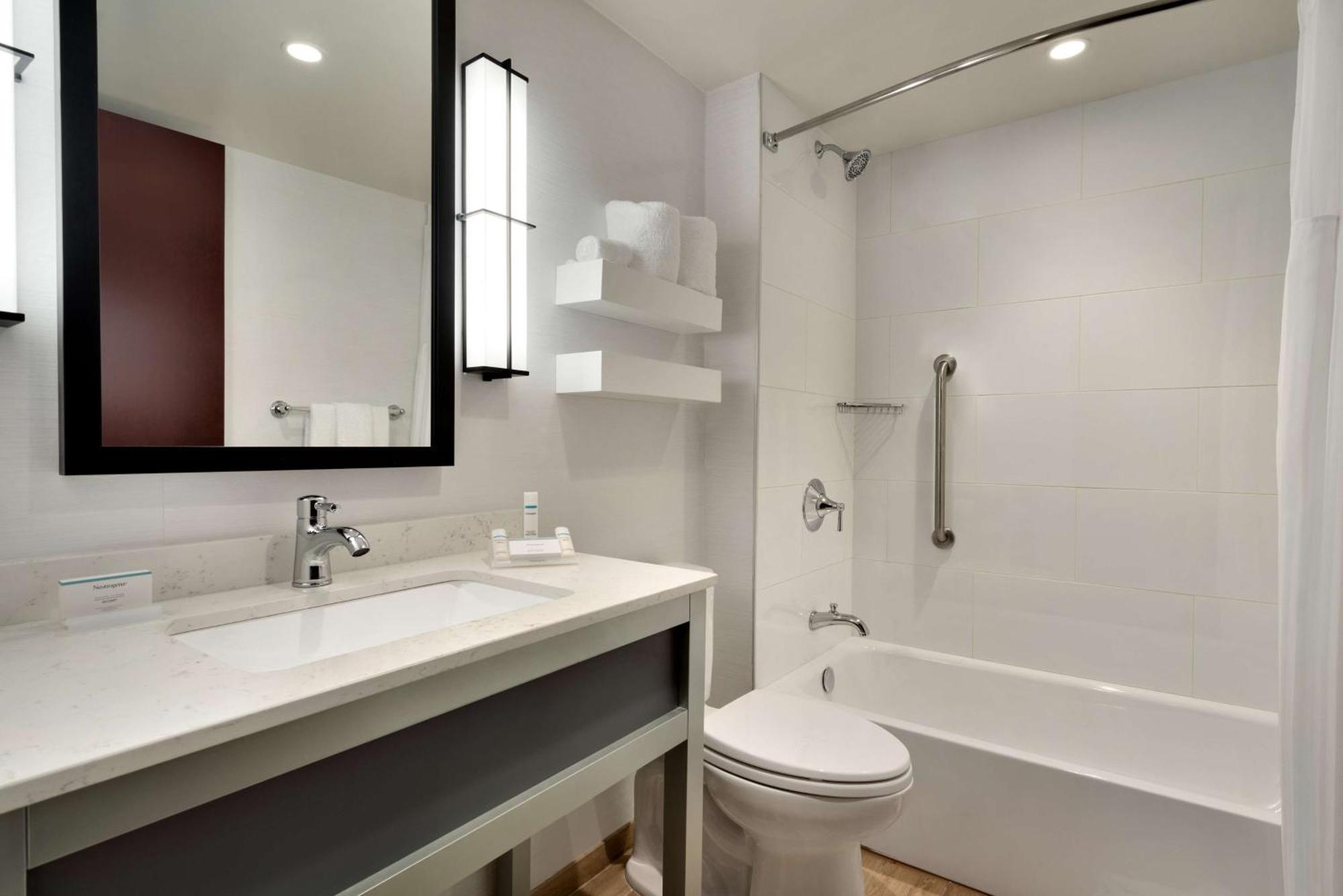 Habitación con cama extragrande y ducha a ras de suelo - Adaptada para personas de movilidad reducida y con discapacidad auditiva