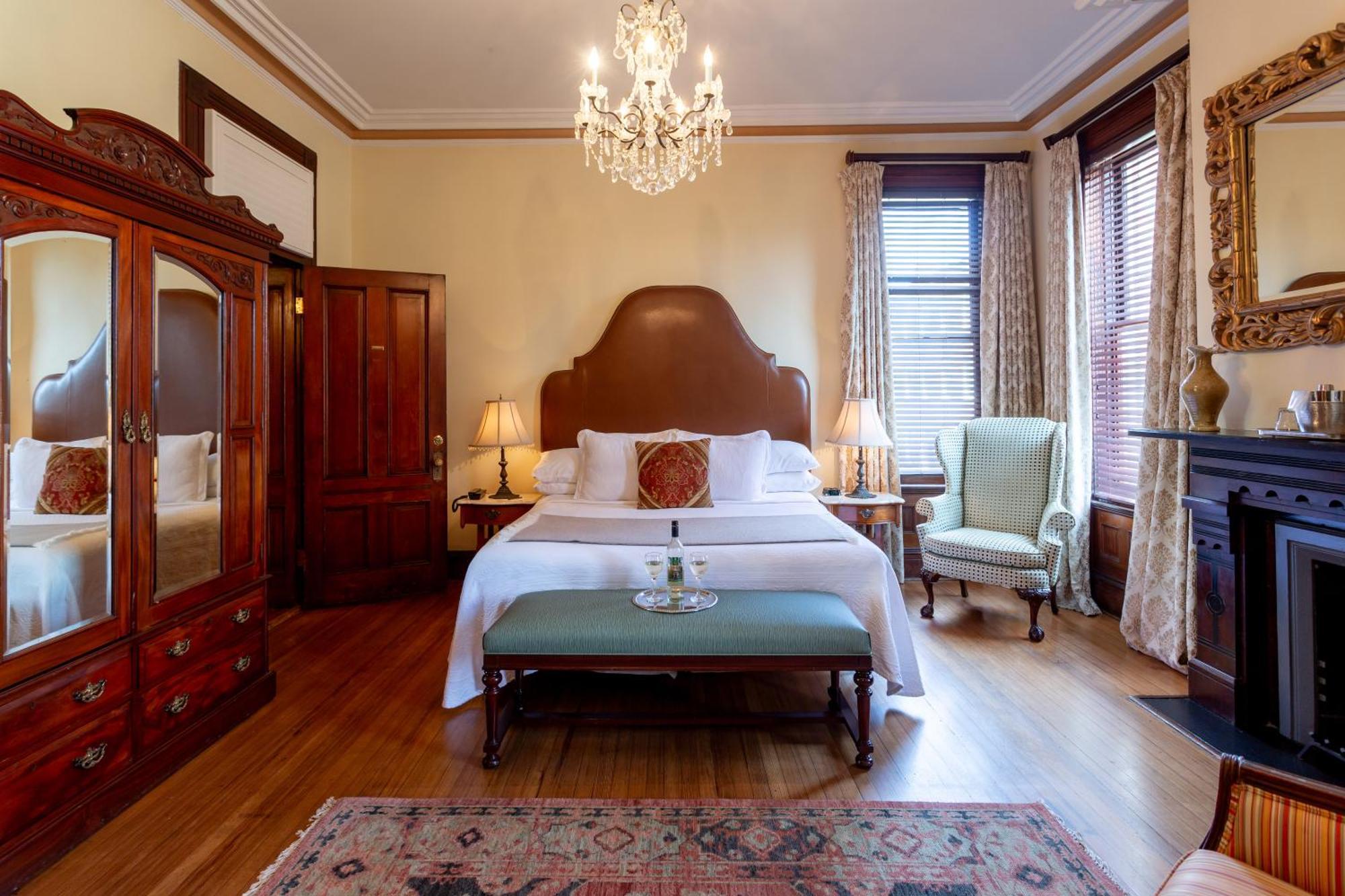 Juliette Gordon Low Superior King Room,1551423370:JPEG