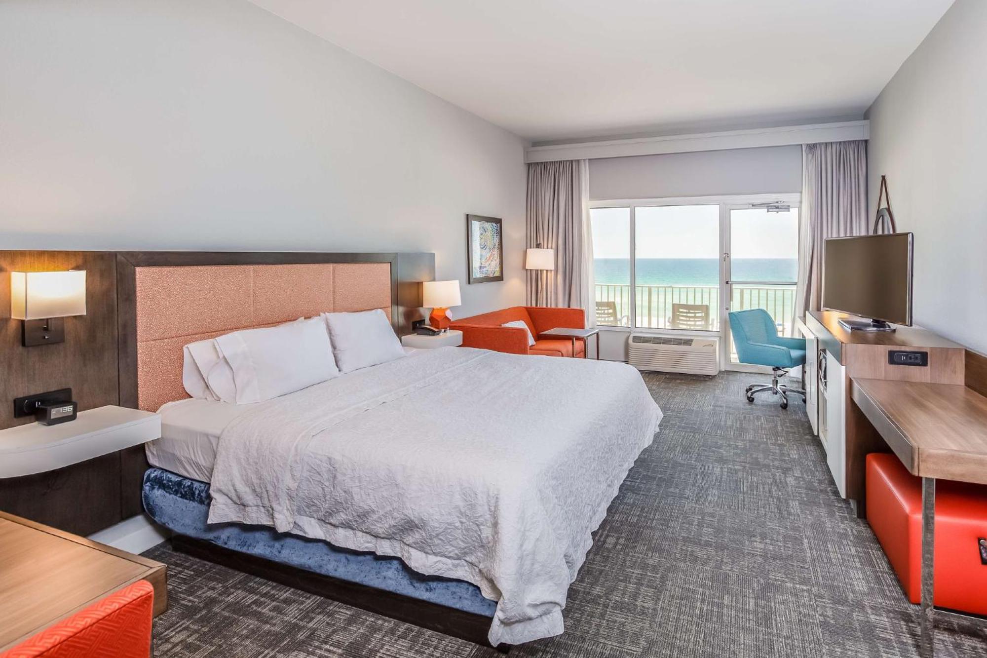 Zimmer mit Kingsize-Bett, Balkon und Golfblick