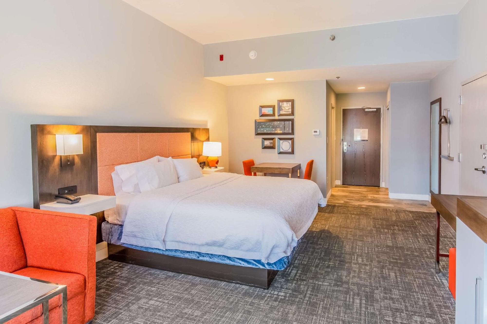 Zimmer mit Kingsize-Bett und Ausblick ins Landesinnere