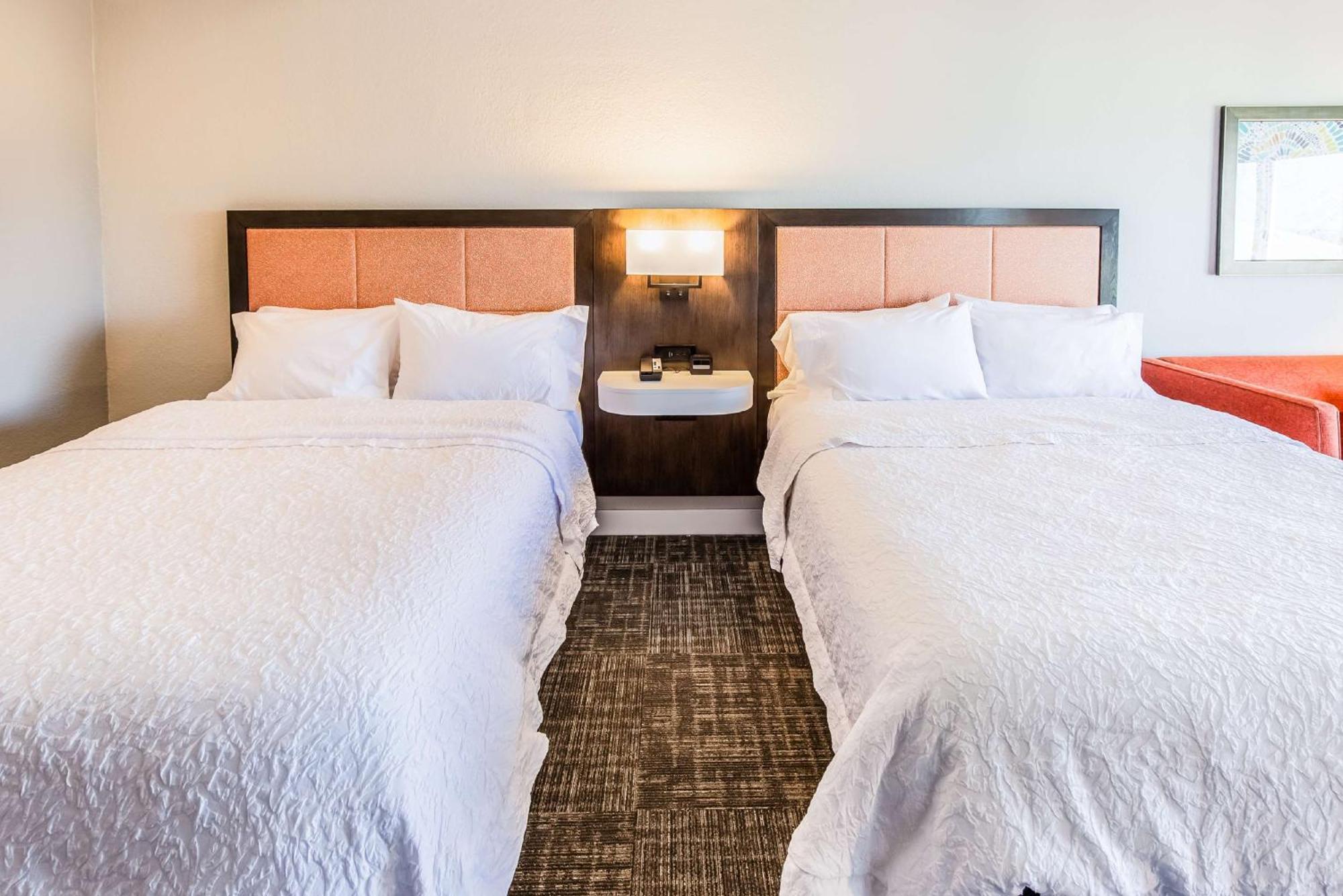 Zimmer mit 2 Queensize-Betten und Blick ins Landesinnere