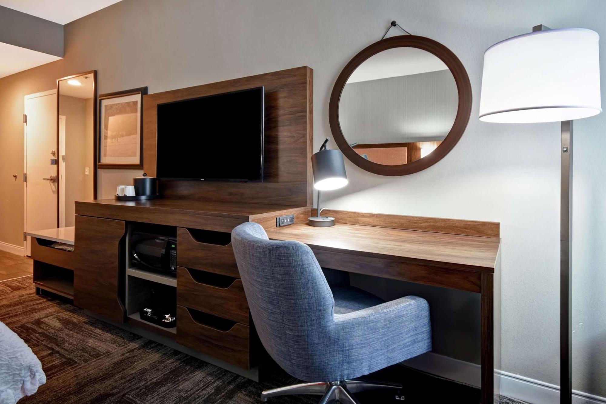 Queen Room with Roll-In Shower - Mobility Access/Non-Smoking,1551634429:JPEG