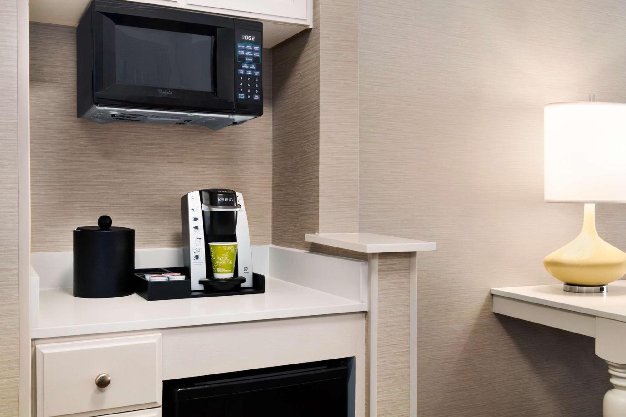 Habitación con cama extragrande y sofá cama