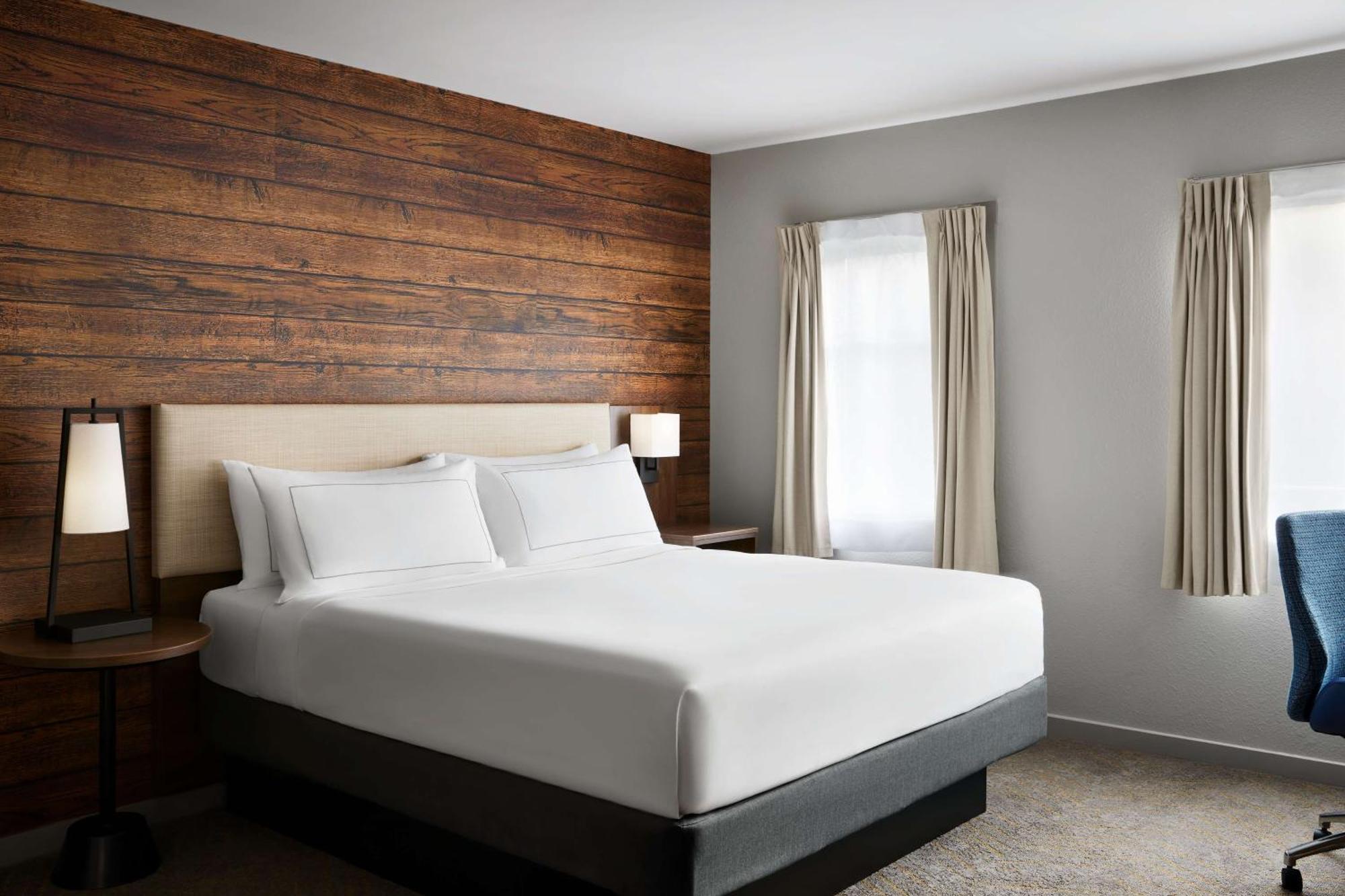 Habitación con cama extragrande.