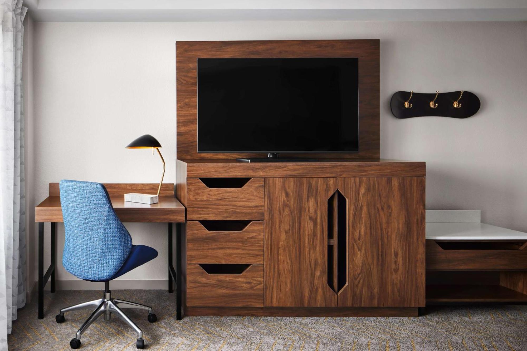 Habitación con cama extragrande y balcón