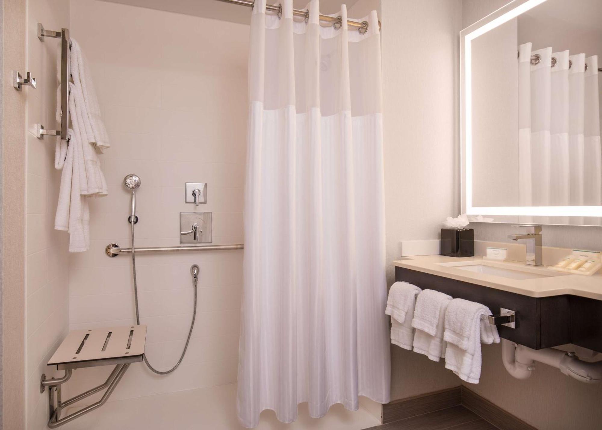 Chambre Lit King-Size avec Douche Accessible en Fauteuil Roulant - Adaptée aux Personnes à Mobilité Réduite