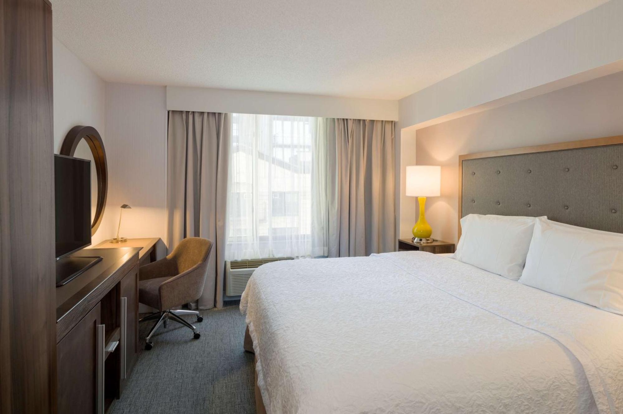 Zimmer mit Kingsize-Bett und Stadtblick