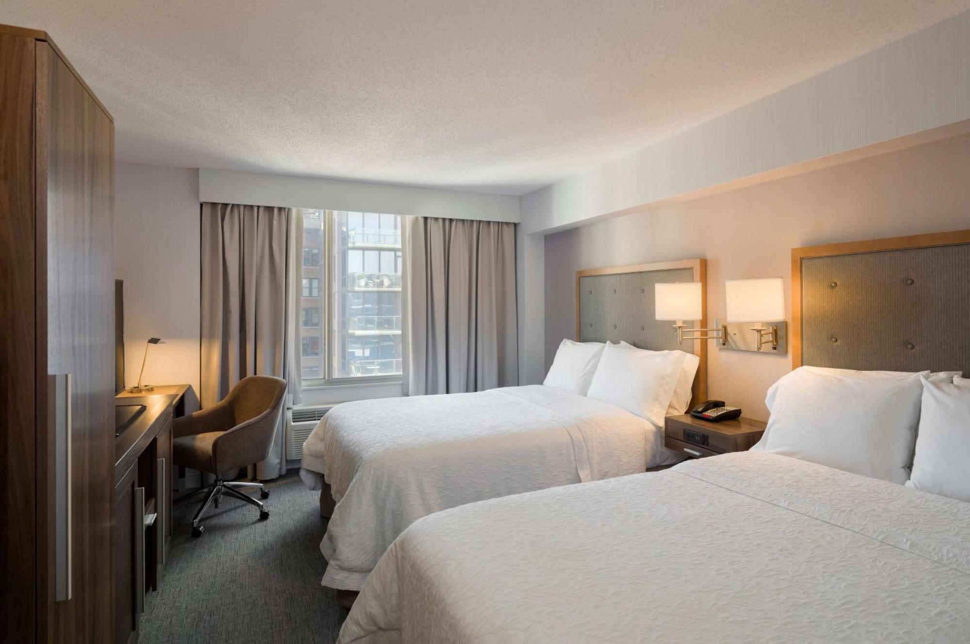 Zimmer mit 2 Queensize-Betten und Stadtblick