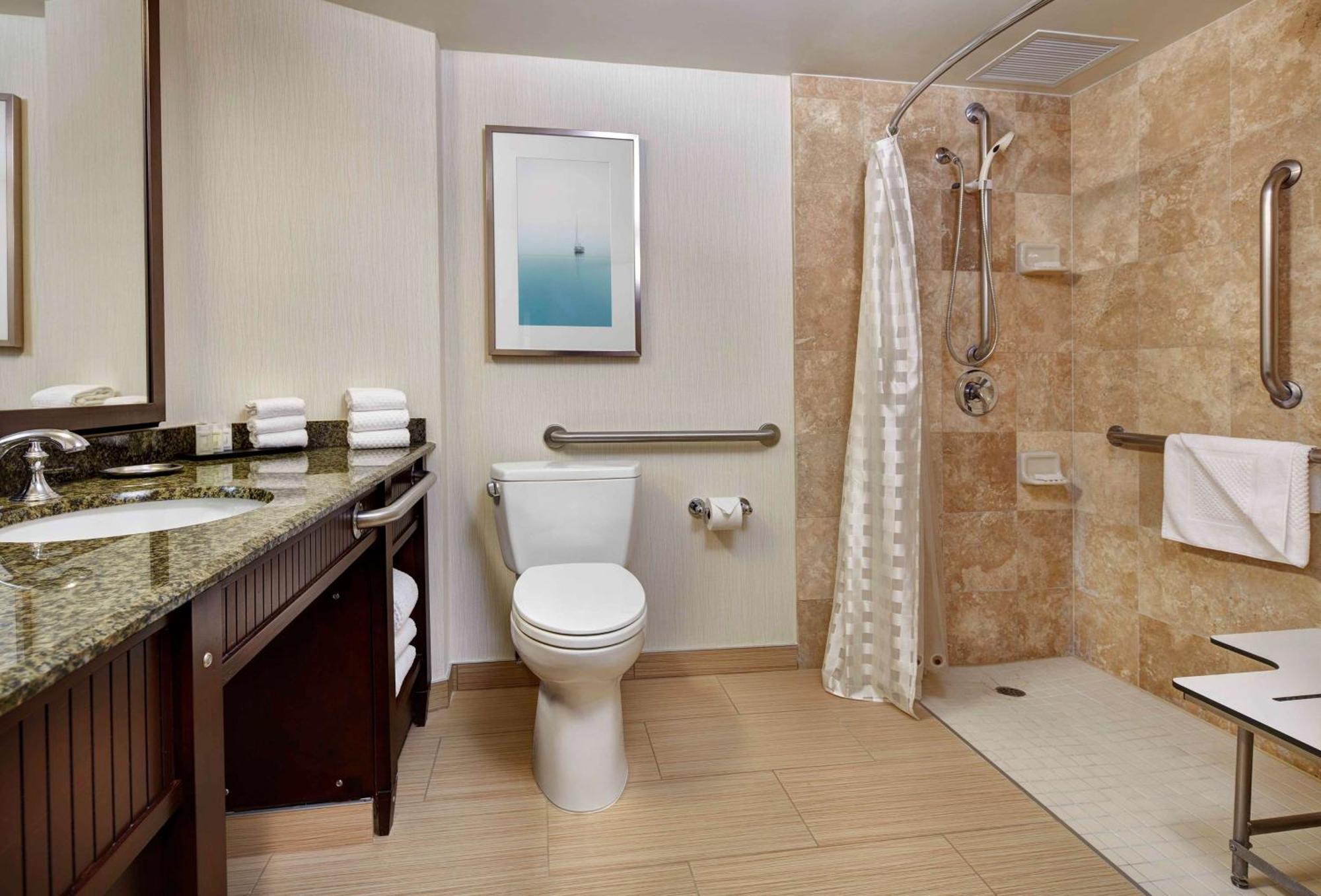 Habitación con ducha a ras de suelo, adaptada para personas de movilidad reducida - Cama extragrande