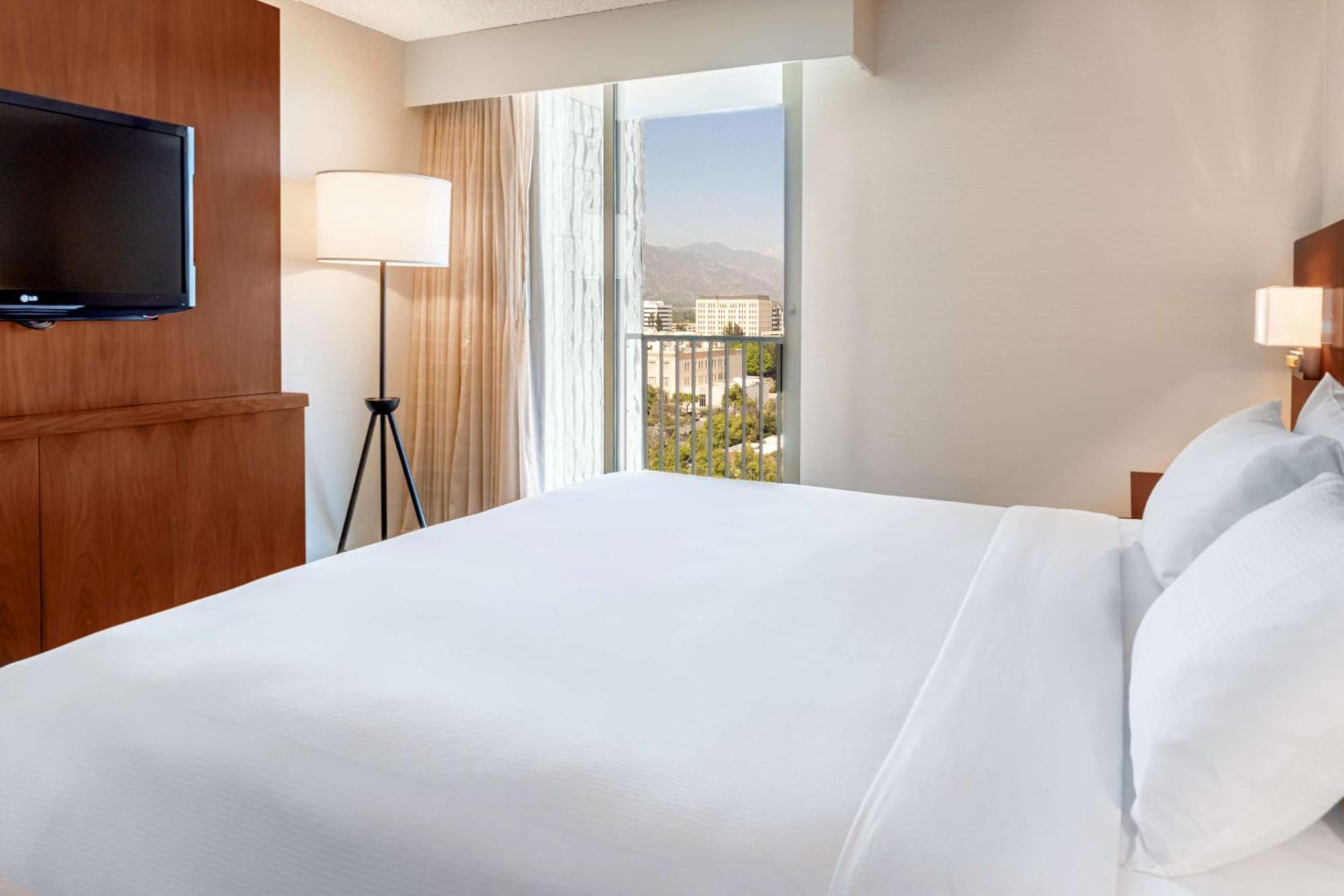 Deluxe Zimmer mit Kingsize-Bett und Bergblick