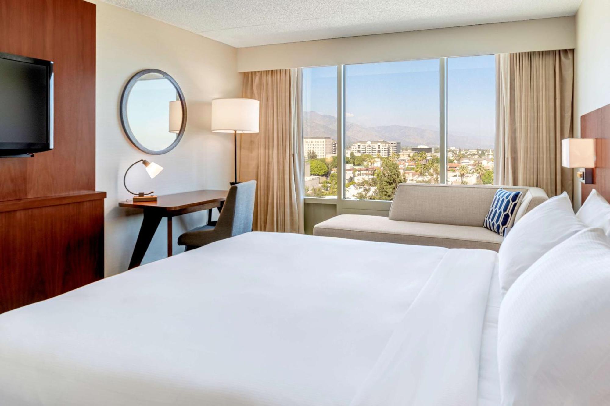 Zimmer mit Kingsize-Bett und Bergblick