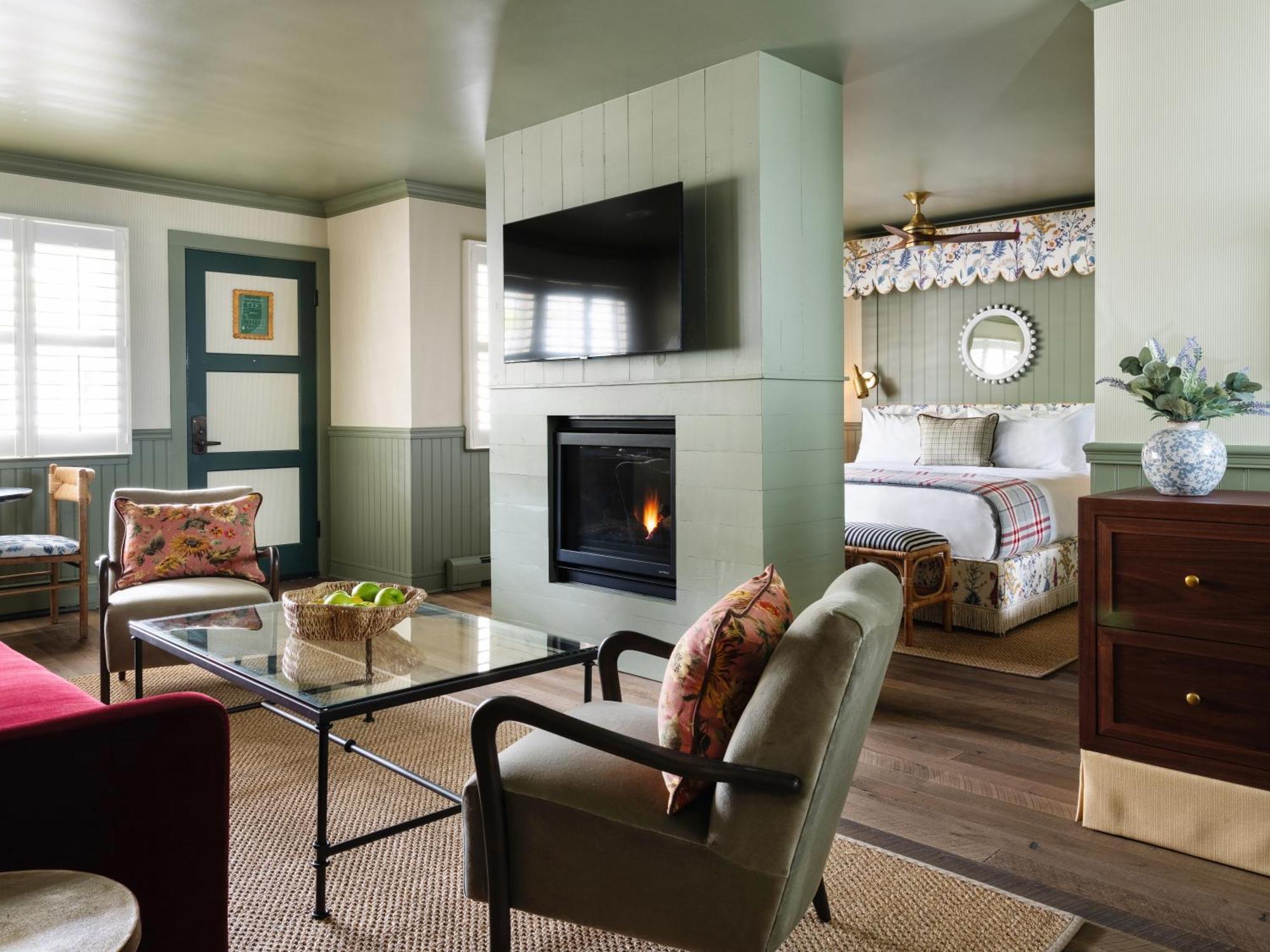 Deluxe King Suite,1554717688:JPEG