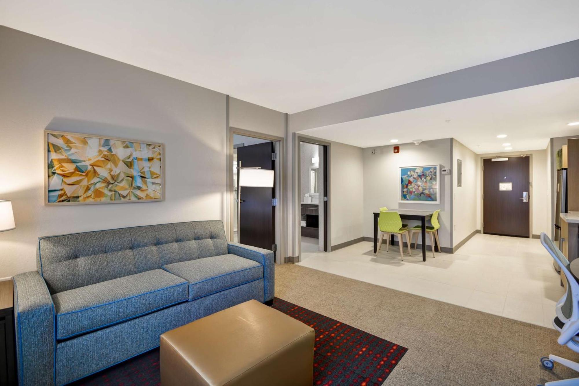 One-Bedroom Queen Suite Non-Smoking
