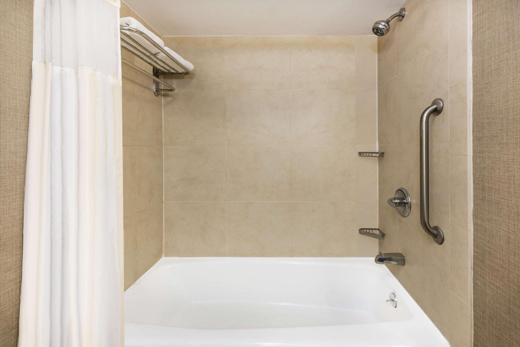 Habitación con cama extragrande y bañera de hidromasaje
