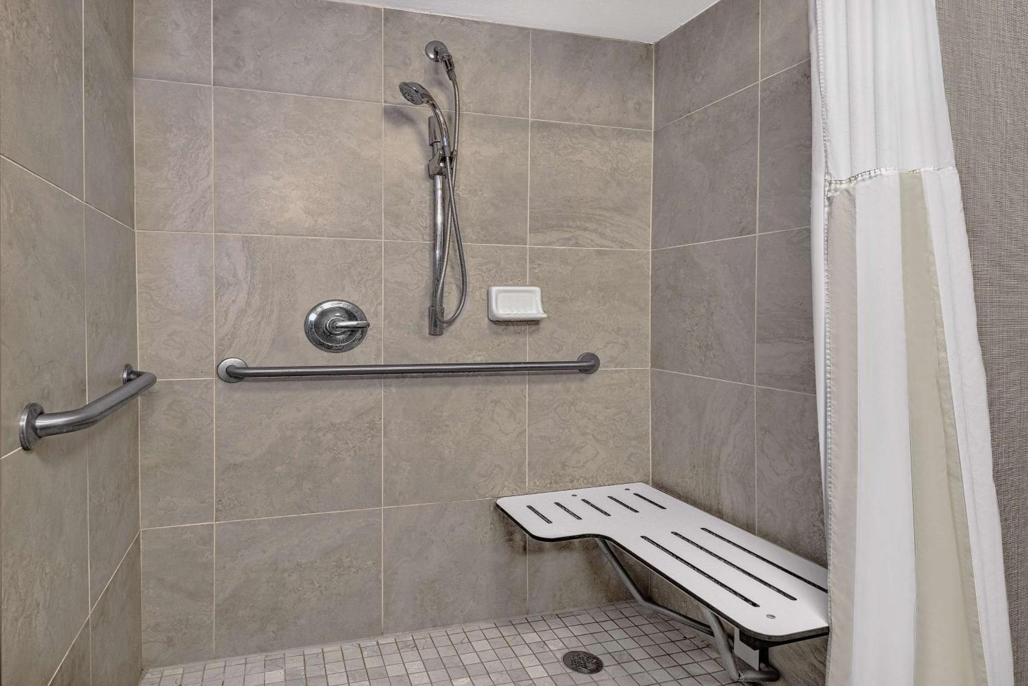 Habitación con 2 camas grandes y ducha a ras de suelo, adaptada para personas de movilidad reducida