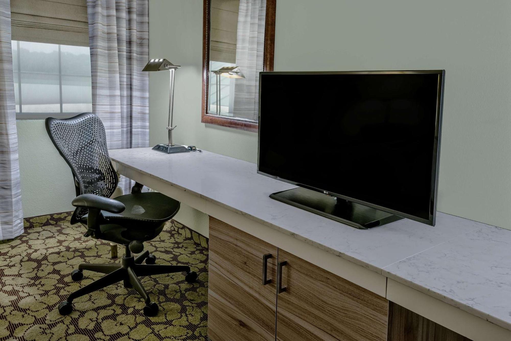 Habitación con 2 camas grandes y acceso para personas de movilidad reducida